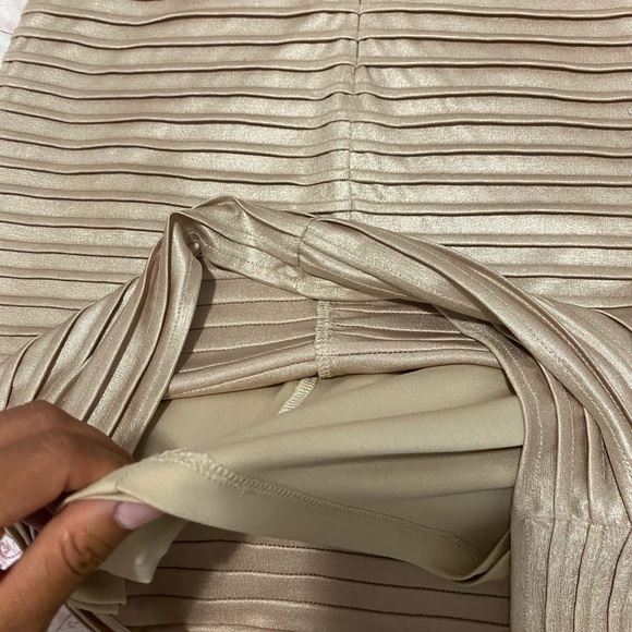 Has minor small stains should come off when wash - Picture 7 of 7